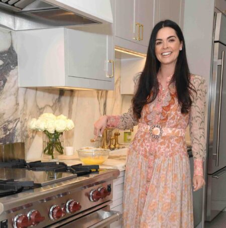 Dishing avec le chef, l'auteur et la co-animatrice de The Kitchen Katie Lee Biegel