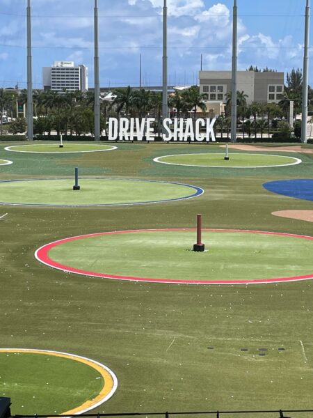 Le lieu de jeu de golf interactif de Drive Shack offre une expérience amusante