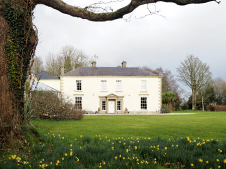Une maison de campagne irlandaise propose une cuisine traditionnelle copieuse et un décor vintage