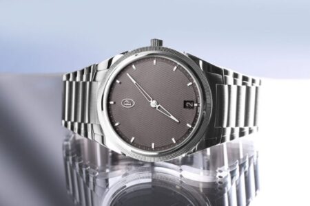 Au poignet : Ardoise en acier à micro-rotor Parmigiani Fleurier Tonda PF