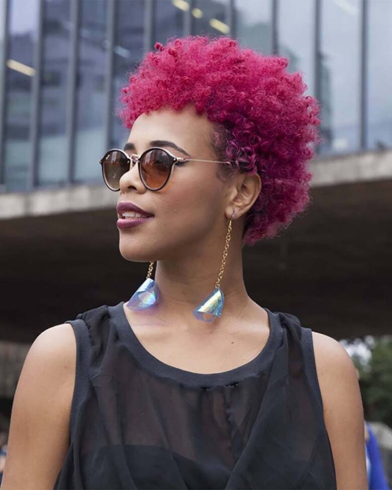 coiffures filles noires brillant court rose naturel afro - Luxe Digital