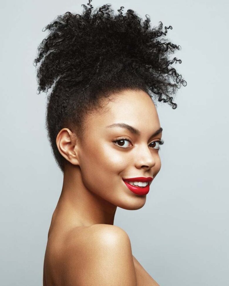 coiffures filles noires noeud supérieur bouffant - Luxe Digital