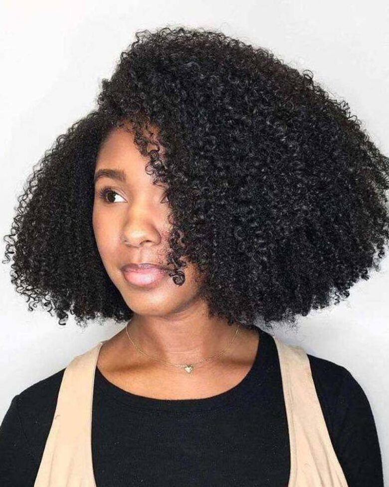 coiffures filles noires côté séparé naturellement bouclé bob - Luxe Digital