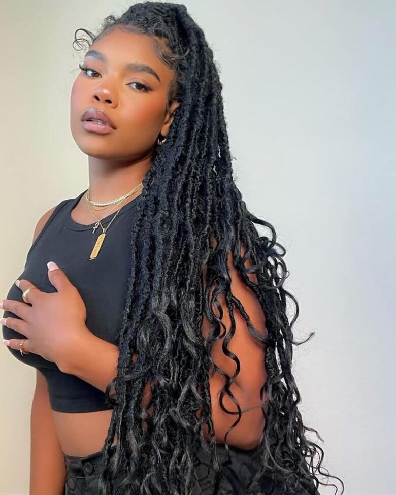coiffures dreadlocks femmes cheveux longs avec extrémités bouclées - Luxe Digital