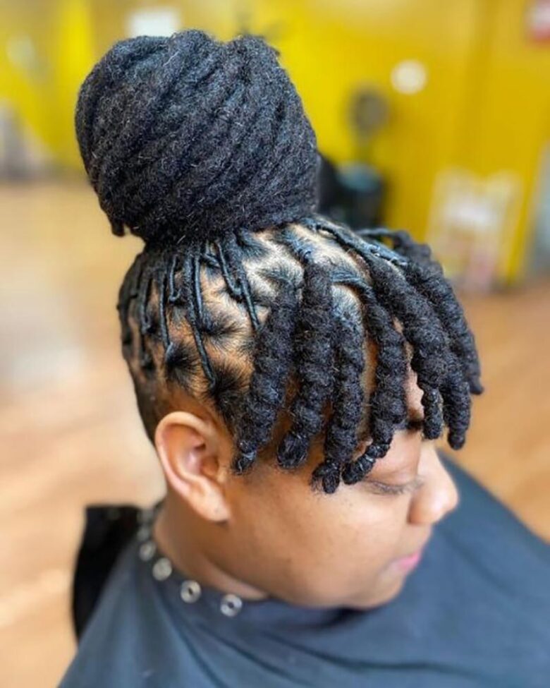 coiffures dreadlocks femmes chignon très haut avec une frange redoutée - Luxe Digital