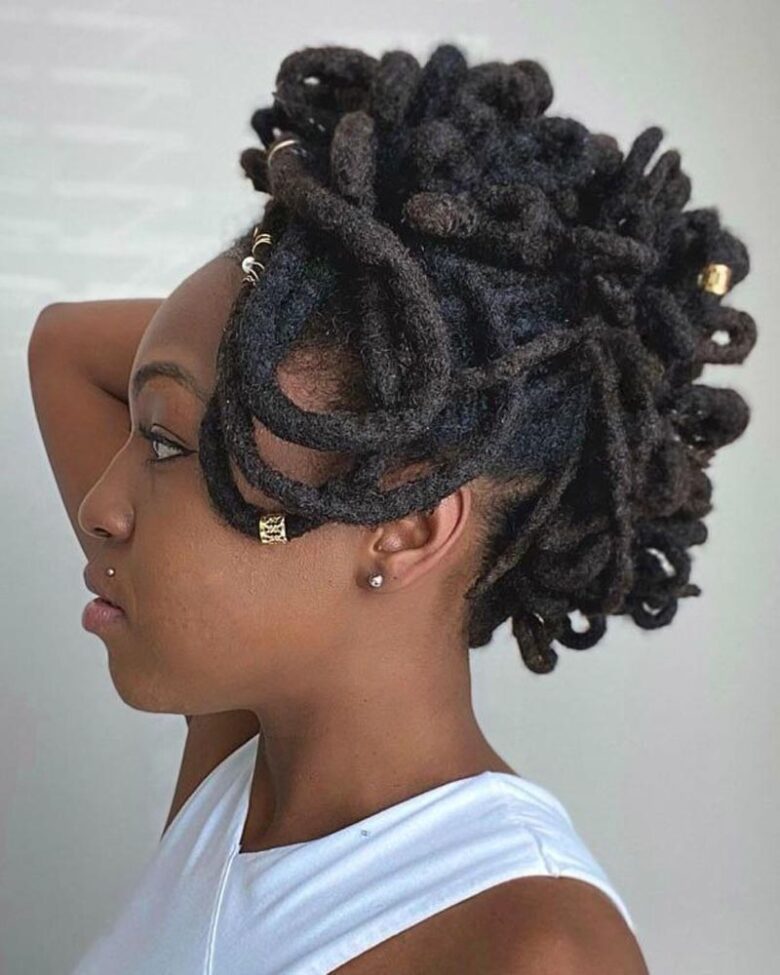 coiffures dreadlocks femmes chignon serpent avec dreads - Luxe Digital
