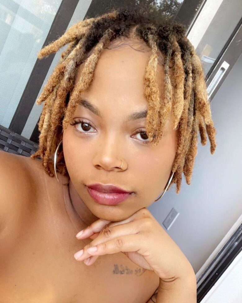 coiffures dreadlocks femme dreads courtes en blond - Luxe Digital