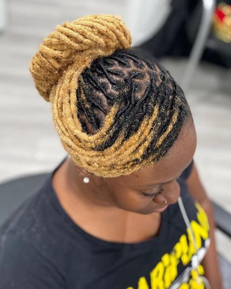 femmes dreadlock coiffures blonde swirly dread chignon - Luxe Digital