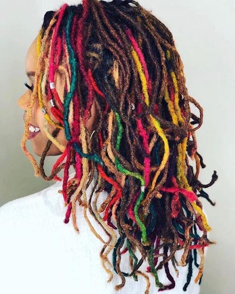 Coiffures dreadlocks pour femmes, inserts arc-en-ciel pour dreads courtes - Luxe Digital
