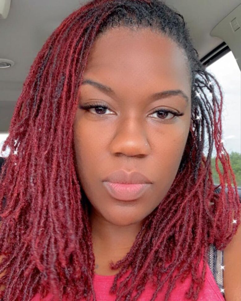 coiffures dreadlocks femme micro dreads bordeaux et rouges - Luxe Digital
