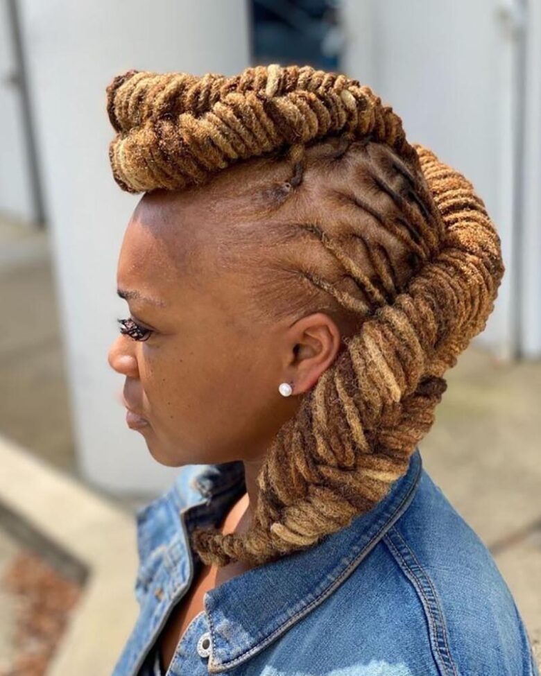 coiffures dreadlocks femme dreads blondes dans une tresse mohawk - Luxe Digital