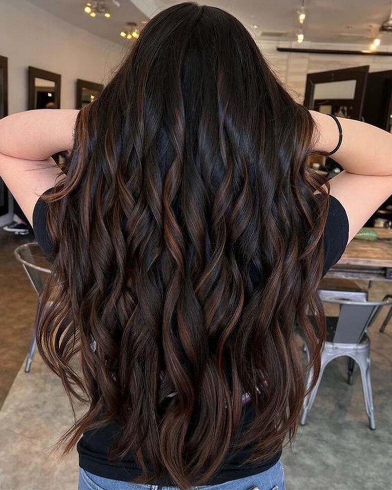 cheveux noirs avec reflets châtains - Luxe Digital
