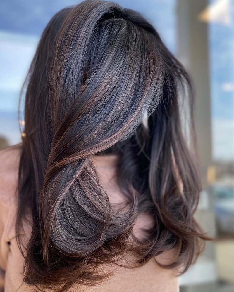 cheveux noirs méchés cheveux moka avec reflets châtain clair - Luxe Digital