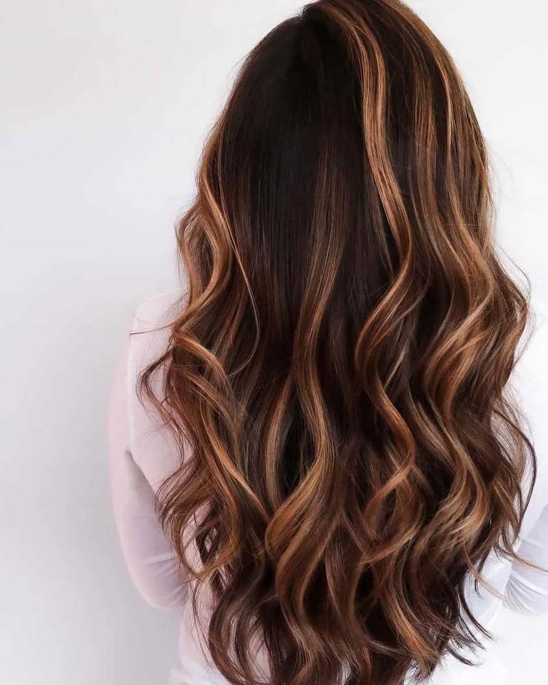 cheveux noirs avec reflets caramel - Luxe Digital