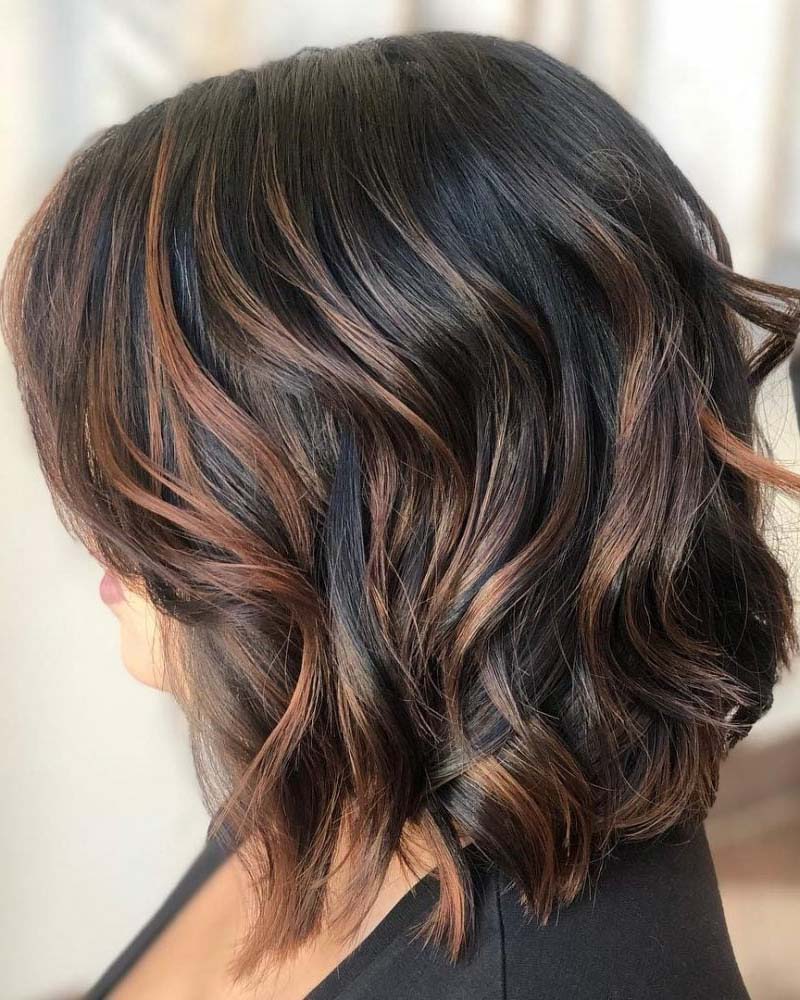 cheveux noirs aux reflets cuivrés - Luxe Digital