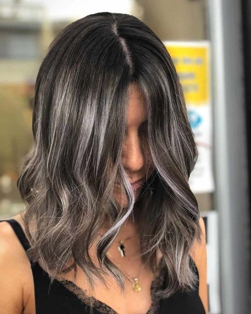 cheveux noirs méchés cheveux noirs avec reflets argentés - Luxe Digital