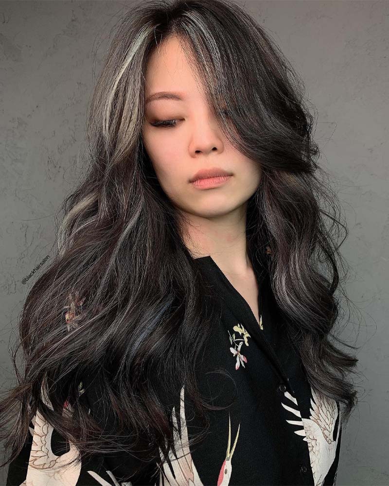cheveux noirs aux reflets argentés - Luxe Digital