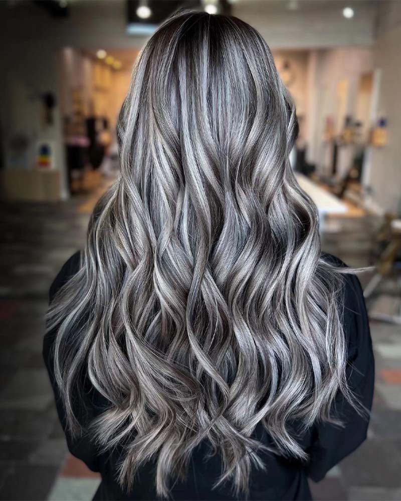 cheveux noirs aux reflets argentés - Luxe Digital