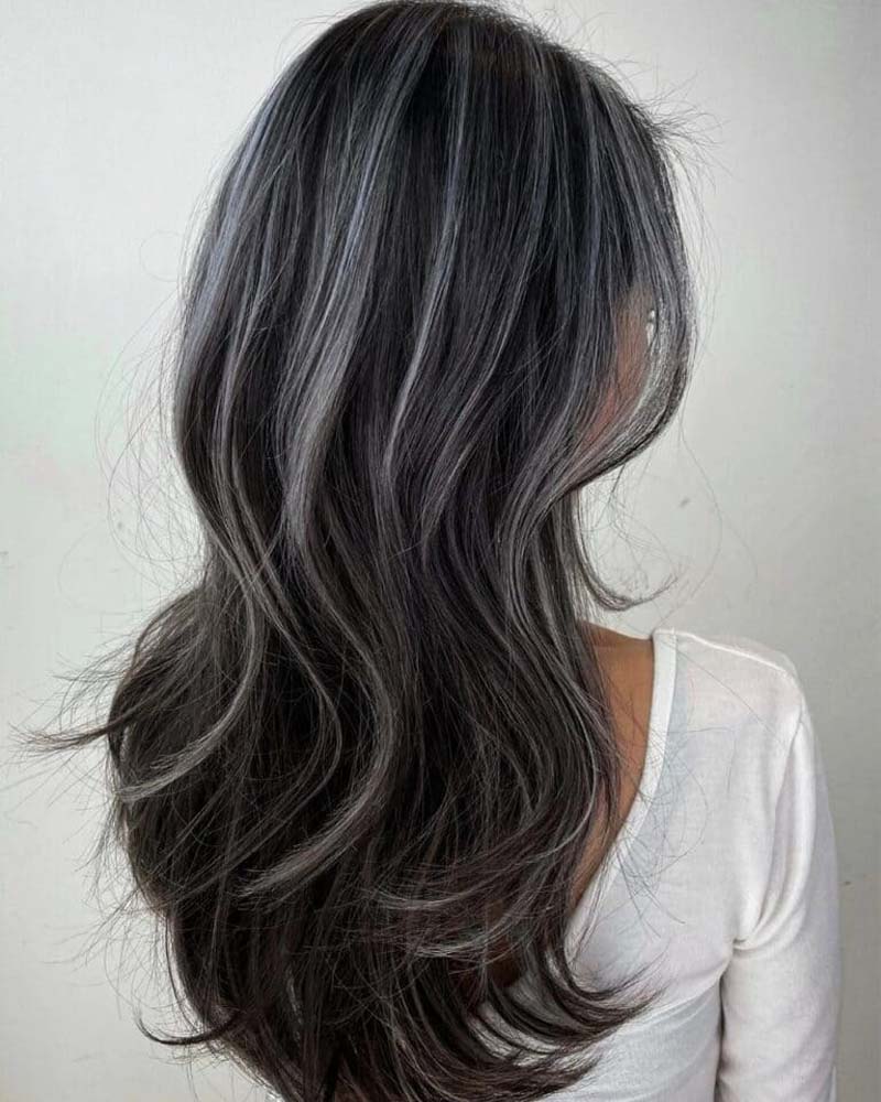 cheveux noirs avec reflets cendrés - Luxe Digital