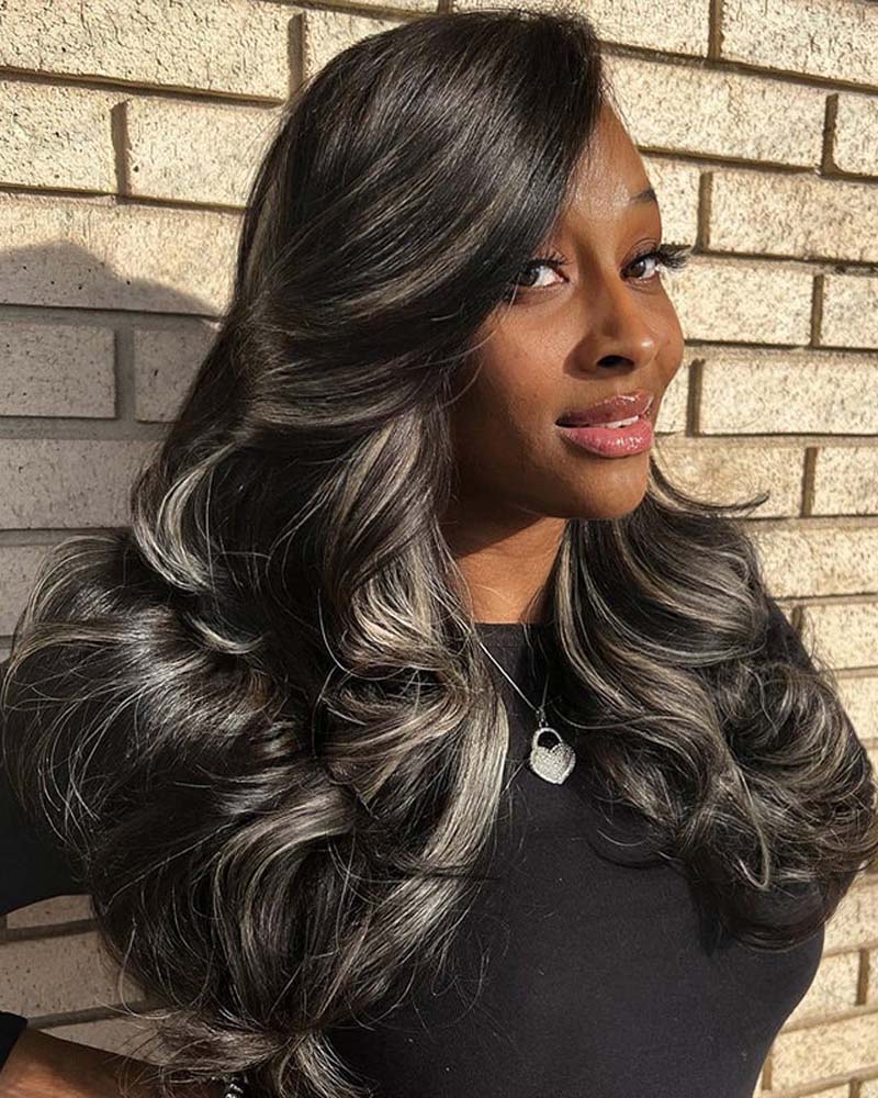 cheveux noirs avec des reflets platine partout - Luxe Digital