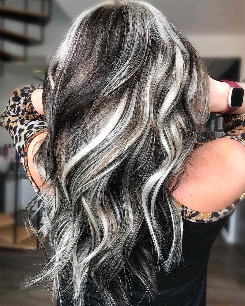 cheveux noirs avec des reflets platine partout - Luxe Digital