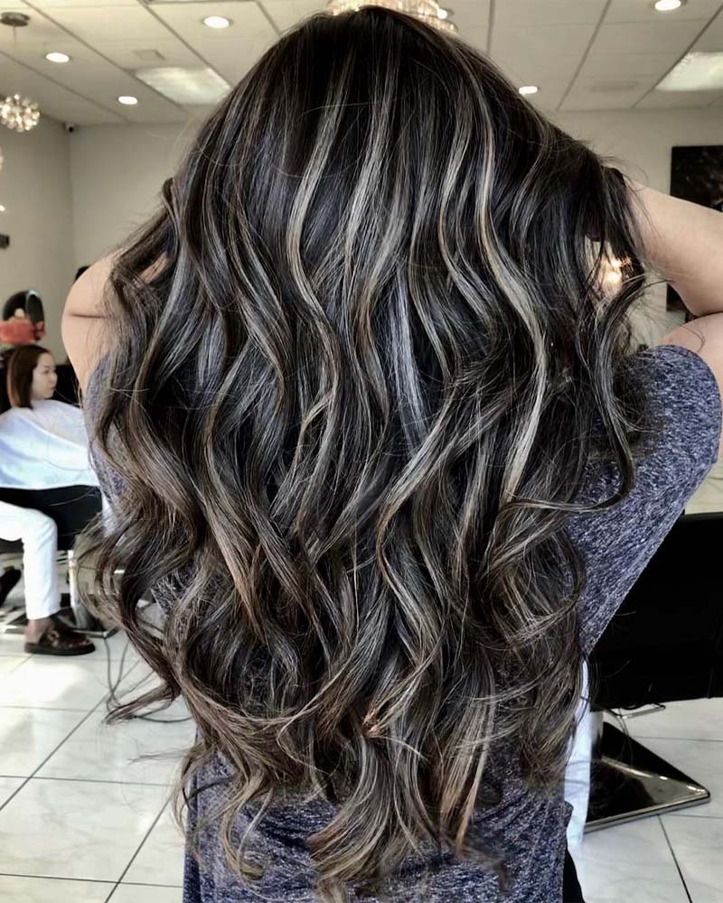 cheveux noirs avec des reflets platine partout - Luxe Digital