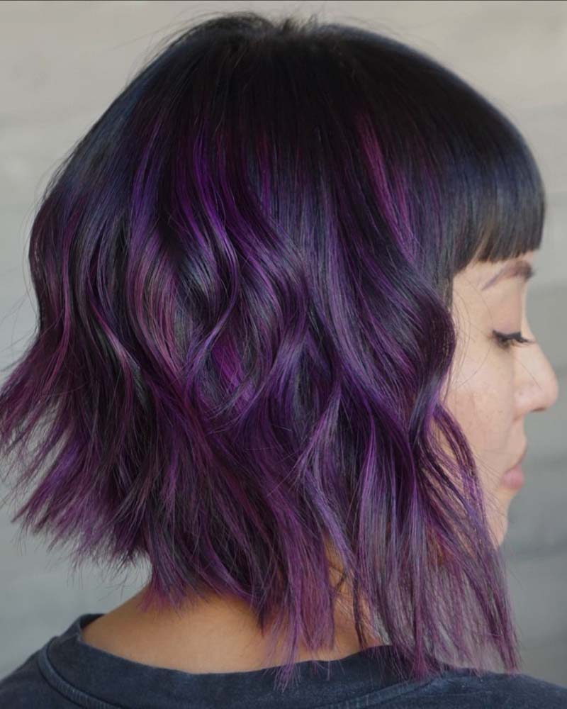 cheveux noirs aux reflets violets profonds - Luxe Digital