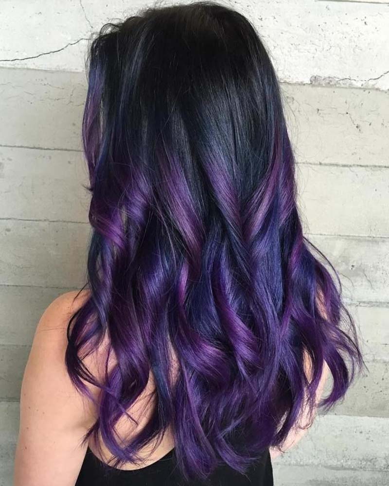 cheveux noirs aux reflets violets profonds - Luxe Digital
