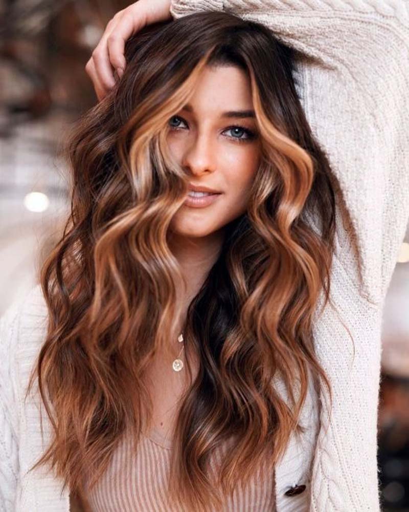 cheveux noirs méchés reflets blond pêche - Luxe Digital