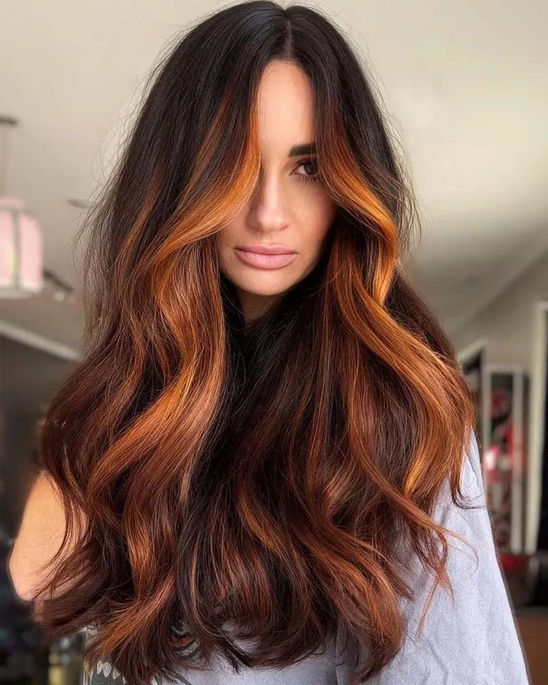 cheveux noirs méchés reflets blond pêche - Luxe Digital