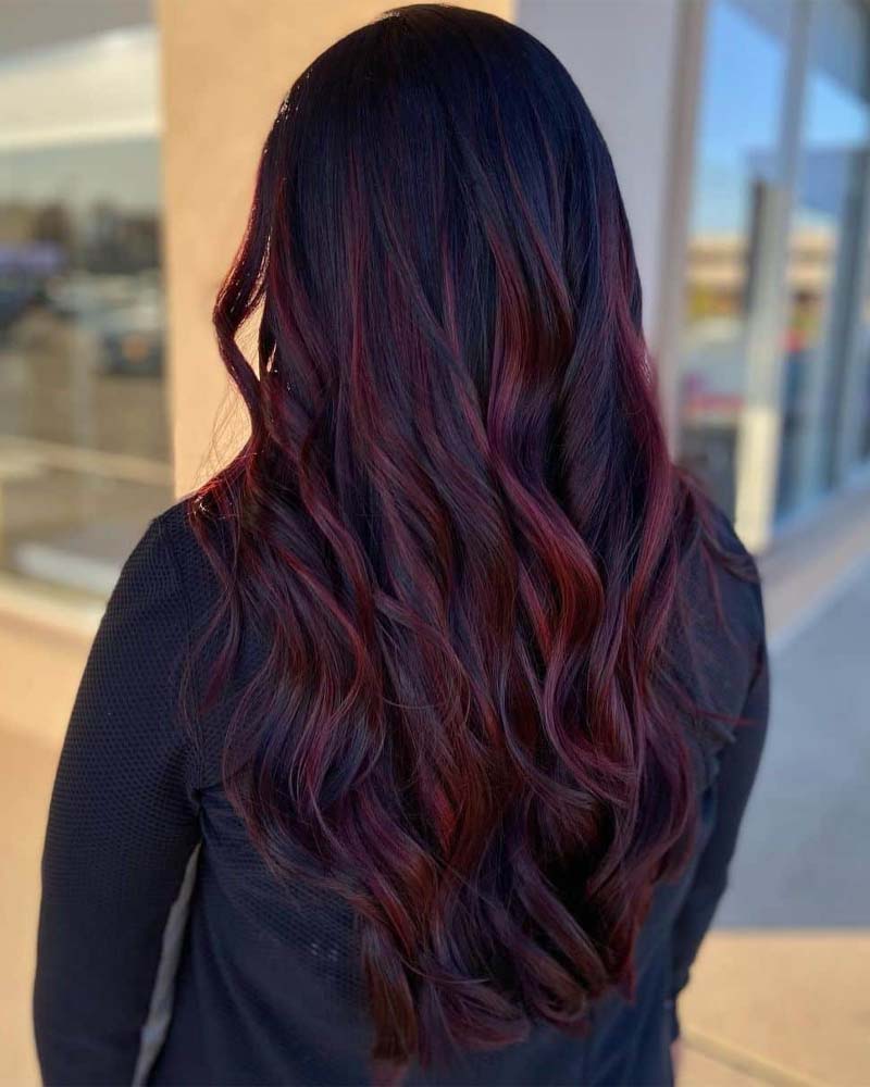 cheveux noirs avec reflets bordeaux1 - Luxe Digital