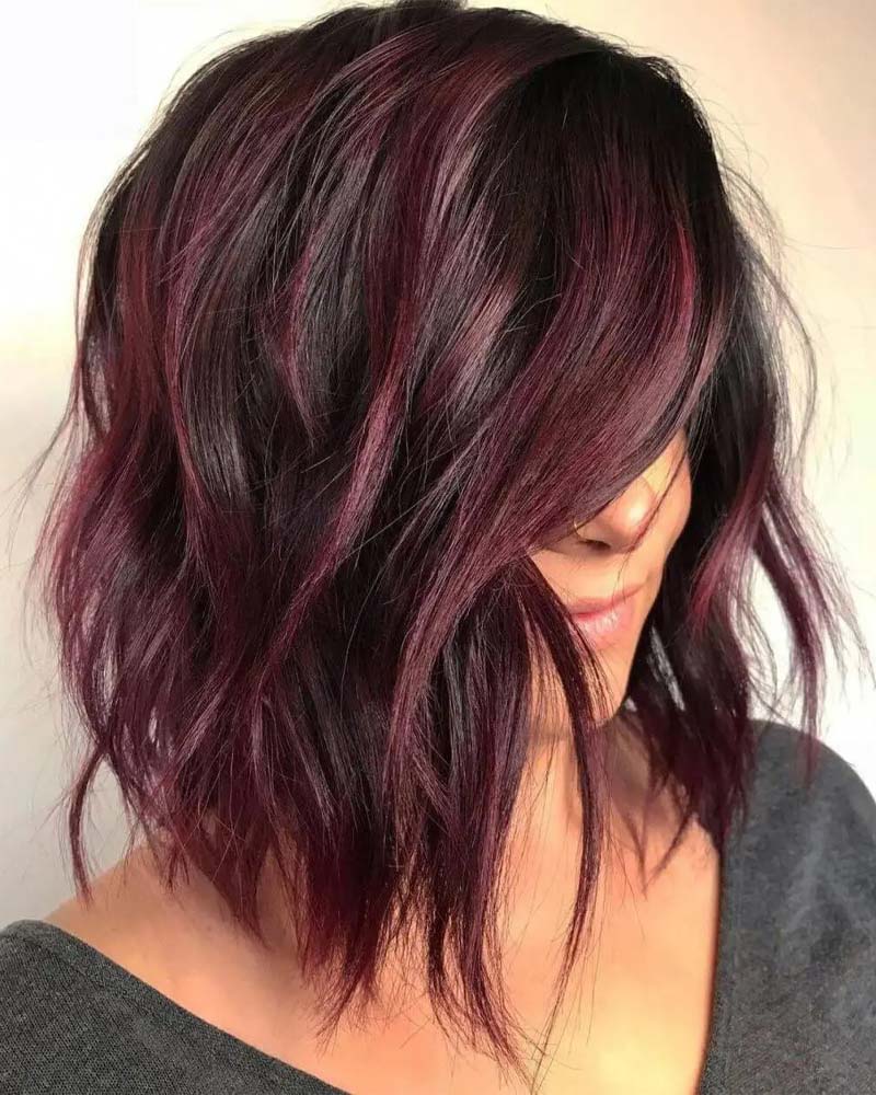 cheveux noirs avec reflets bordeaux1 - Luxe Digital
