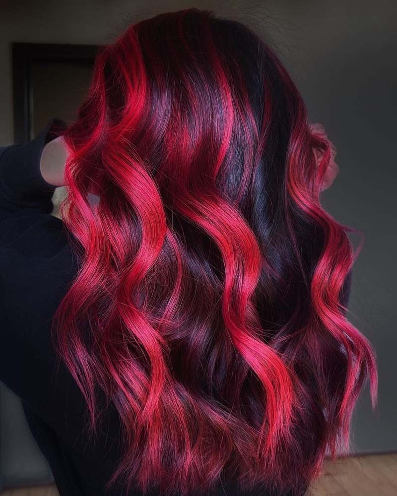 cheveux noirs avec des reflets rouge pastel - Luxe Digital