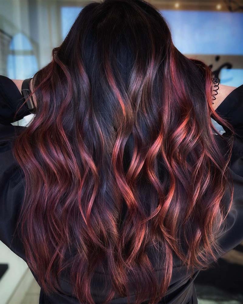cheveux noirs avec des reflets rouge pastel - Luxe Digital
