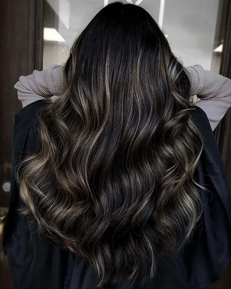 cheveux noirs met en valeur des reflets subtils sur cheveux noirs - Luxe Digital