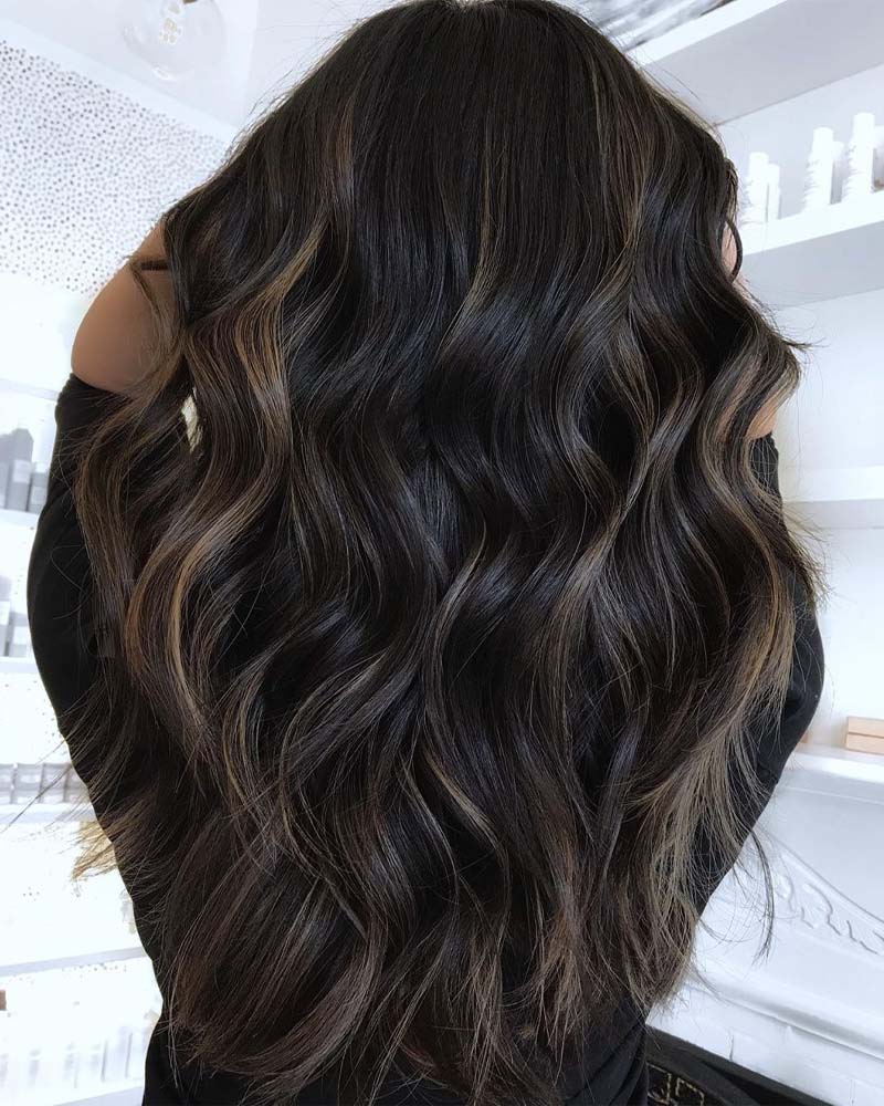 cheveux noirs met en valeur des reflets subtils sur cheveux noirs - Luxe Digital