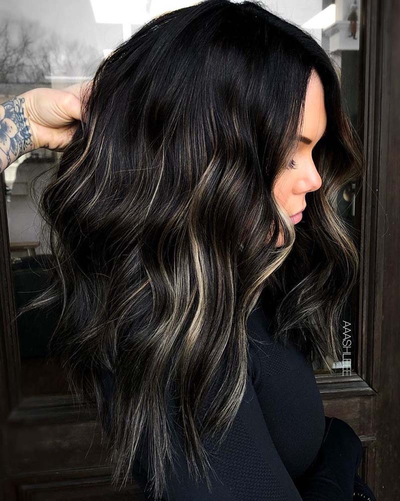 cheveux noirs met en valeur des reflets subtils sur cheveux noirs - Luxe Digital