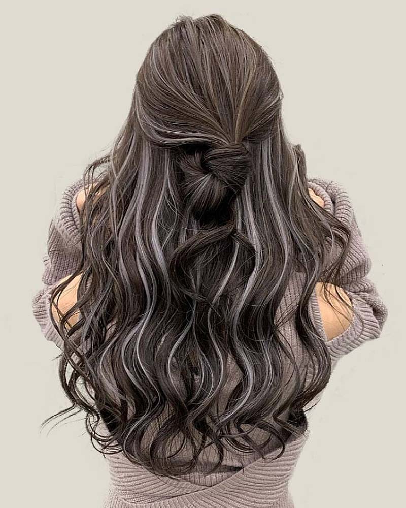 cheveux noirs méchés gris coucou reflets sur cheveux noirs - Luxe Digital