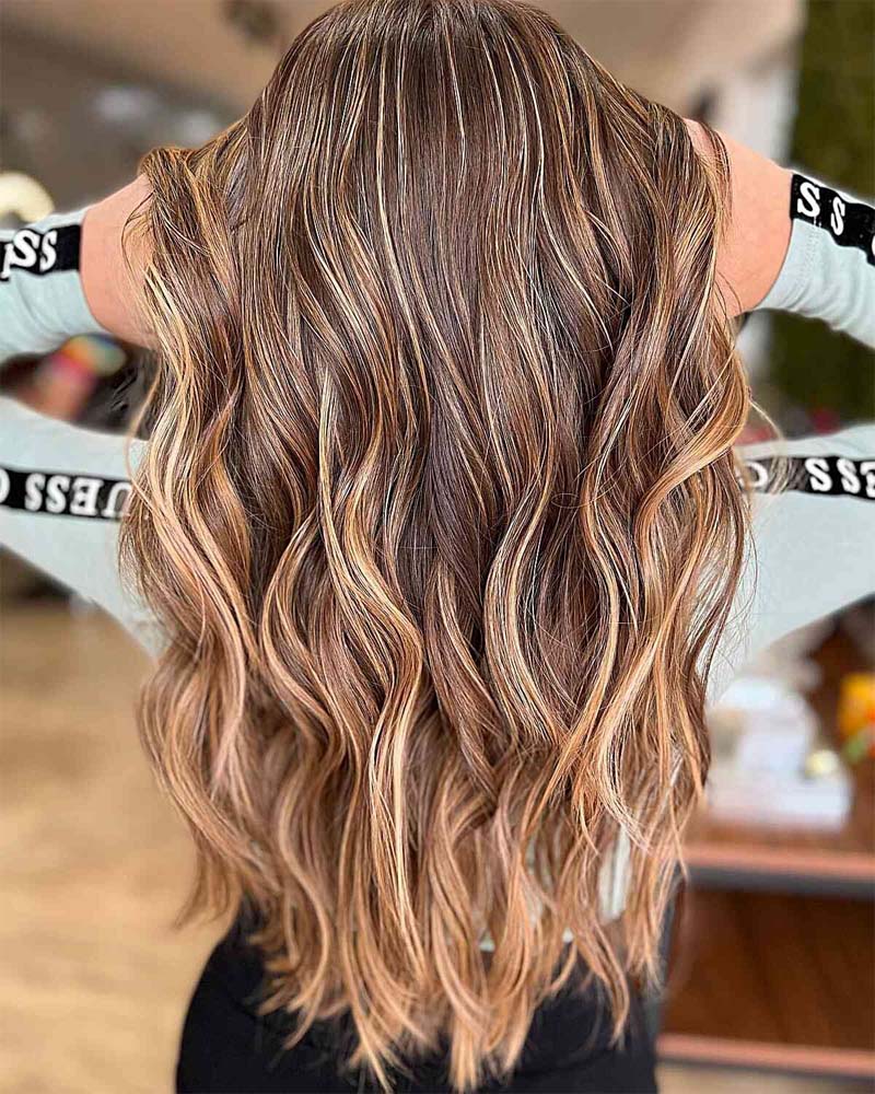 cheveux noirs met en évidence des reflets blonds caramel ombre - Luxe Digital