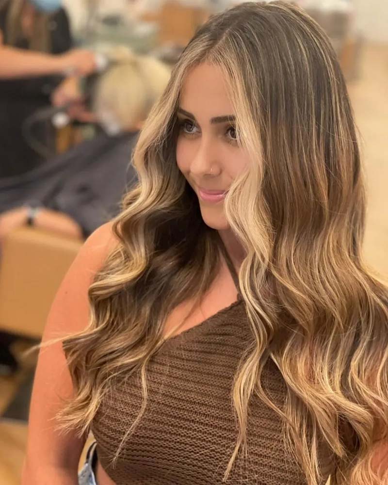 cheveux noirs met en évidence des reflets blonds caramel ombre - Luxe Digital