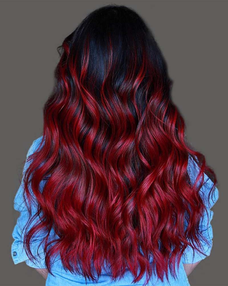 cheveux noirs méchés reflets rouge feu sur base noir de jais - Luxe Digital