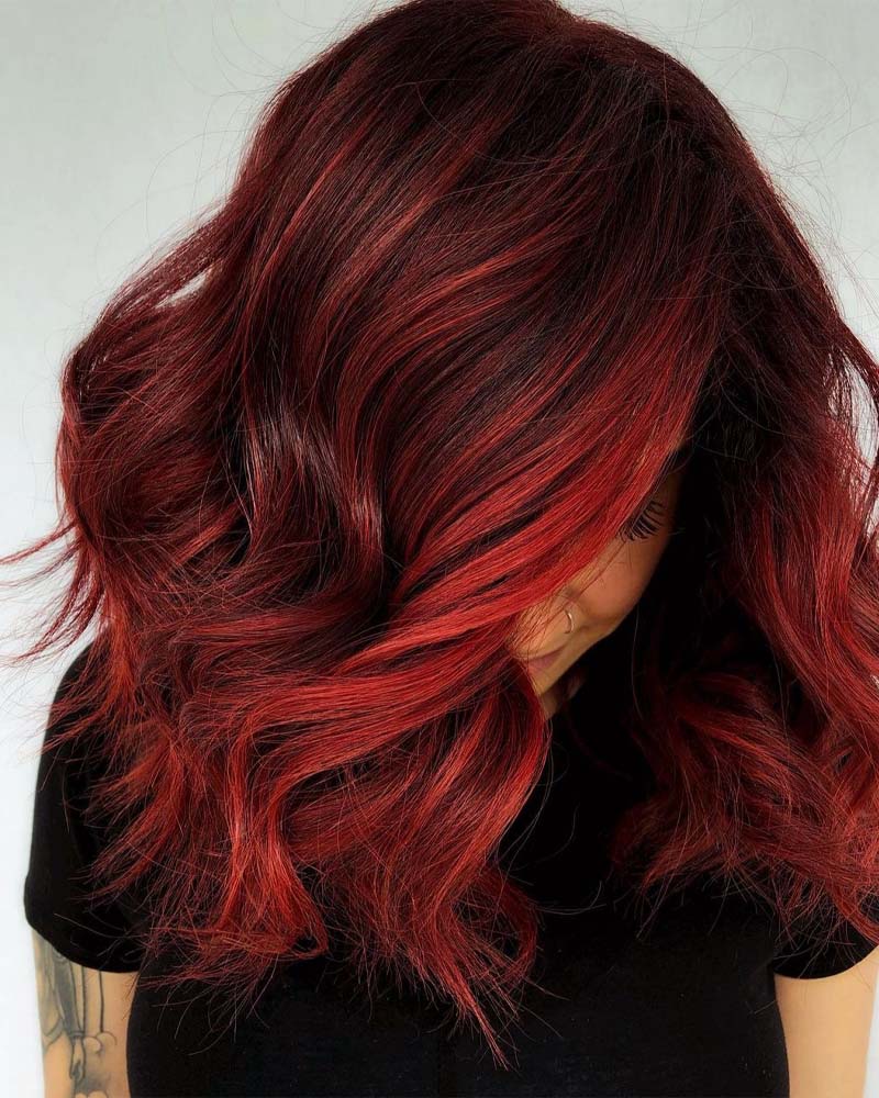 cheveux noirs méchés reflets rouge feu sur base noir de jais - Luxe Digital