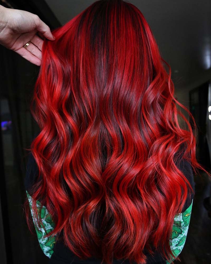 cheveux noirs méchés reflets rouge feu sur base noir de jais - Luxe Digital