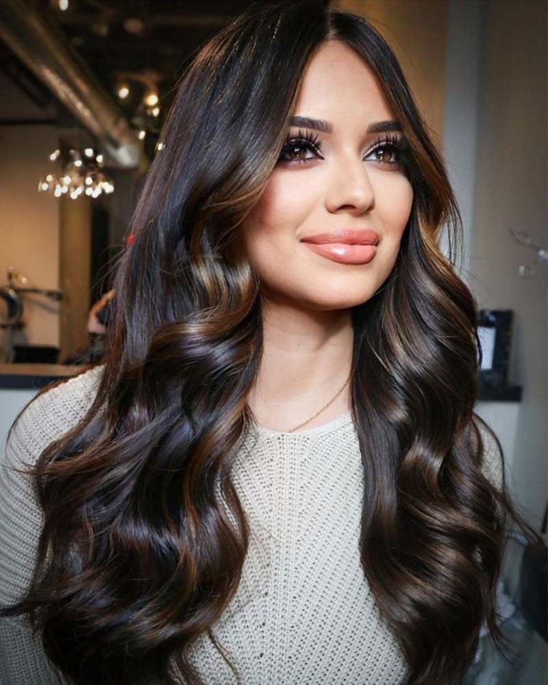 cheveux noirs met en valeur les cheveux châtains foncés- Luxe Digital