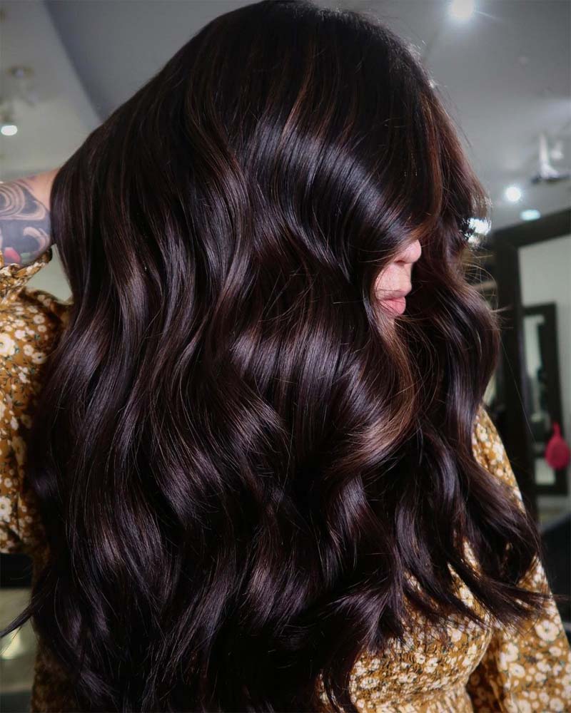 cheveux noirs met en valeur les cheveux châtains foncés- Luxe Digital