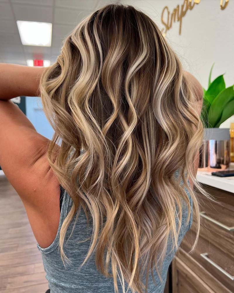 cheveux noirs méchés bruns et blonds caramel- Luxe Digital