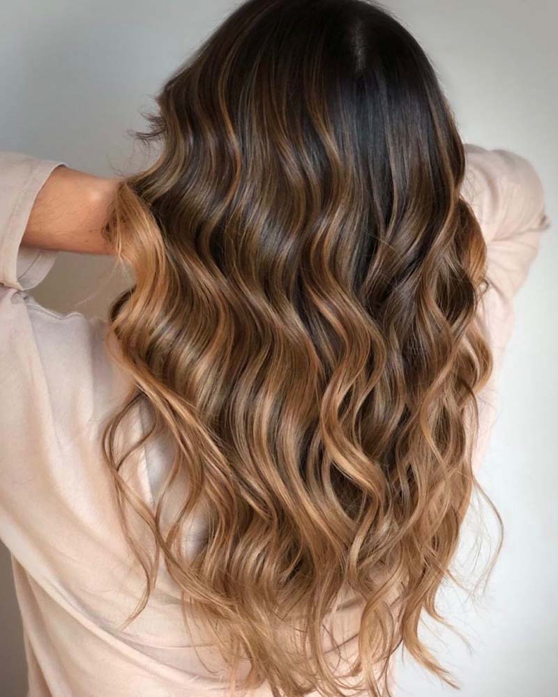 cheveux noirs méchés bruns et blonds caramel- Luxe Digital