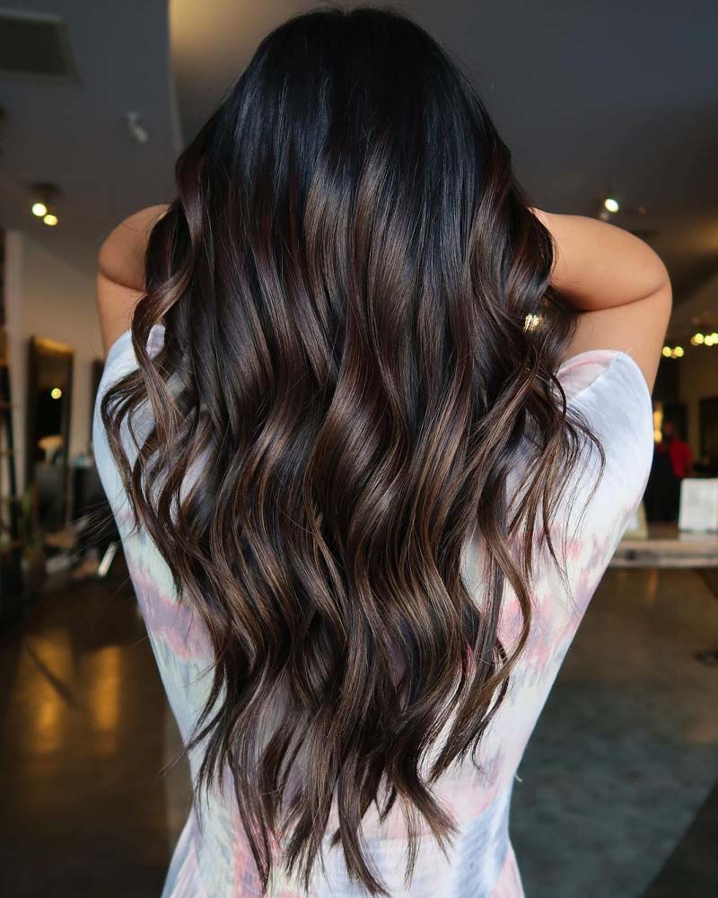 cheveux noirs méchés méchés châtain foncé sur cheveux noirs - Luxe Digital