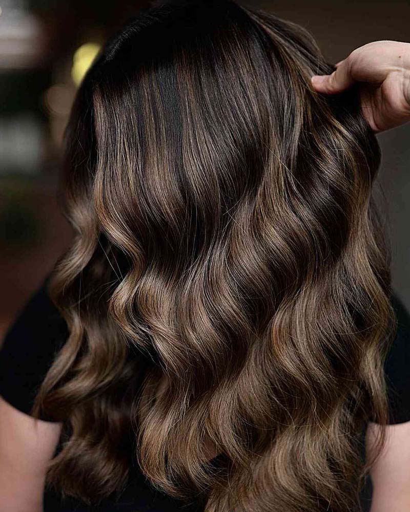 les cheveux noirs mettent en valeur les reflets naturels sur les cheveux châtains foncés - Luxe Digital