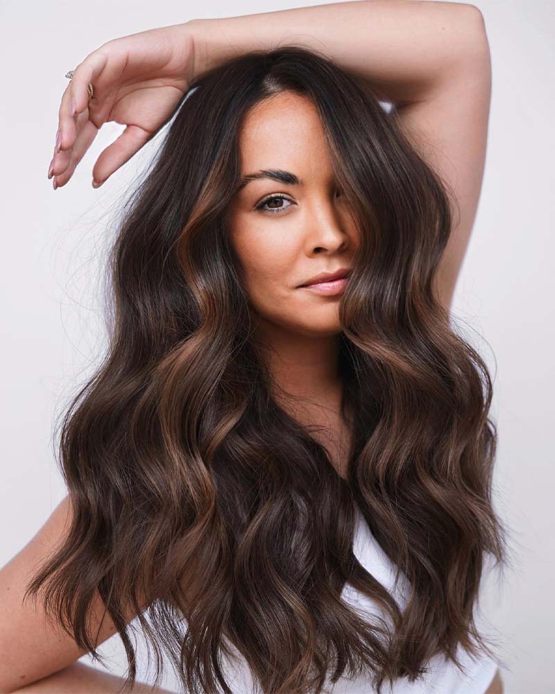 les cheveux noirs mettent en valeur les reflets naturels sur les cheveux châtains foncés - Luxe Digital